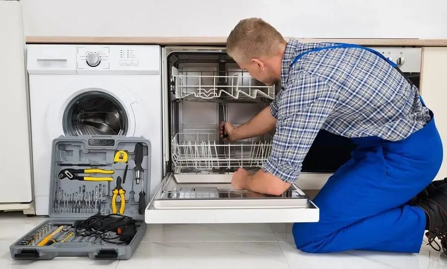 Bala Vaillant servisi teknisyen ekibi beyaz eşya tamiri yaparken